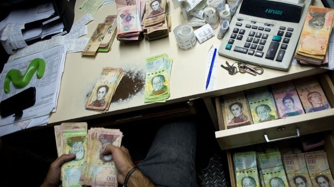 Βενεζουέλα: Ο υπερπληθωρισμός «καλπάζει» - Οι καταστηματάρχες ζυγίζουν αντί να μετρούν τα χαρτονομίσματα